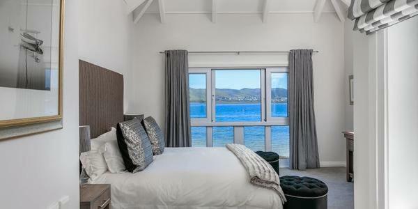 On The Water - Thesen Apartment Knysna Bagian luar foto