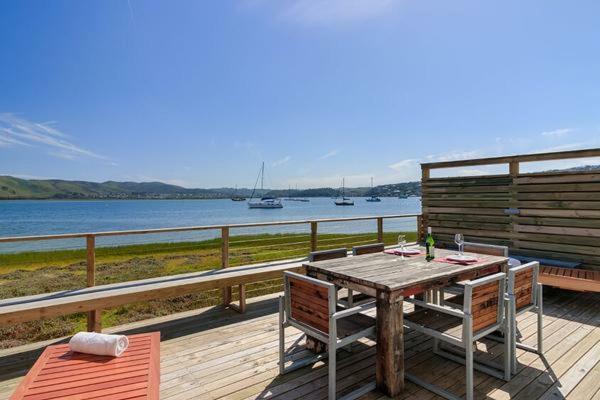 On The Water - Thesen Apartment Knysna Bagian luar foto